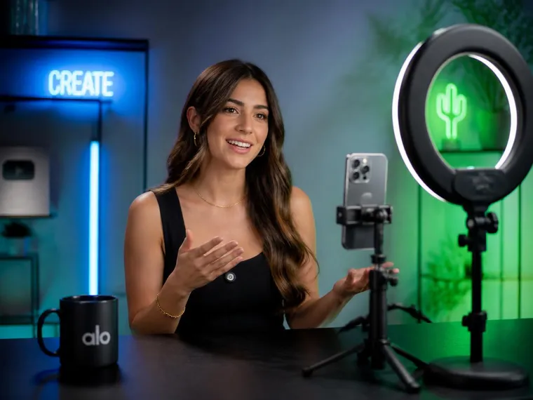 Creadora de contenido grabando un video con su iPhone